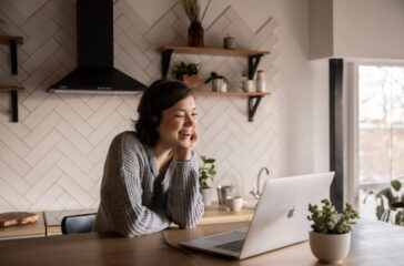 house-wife-talking-with-computer